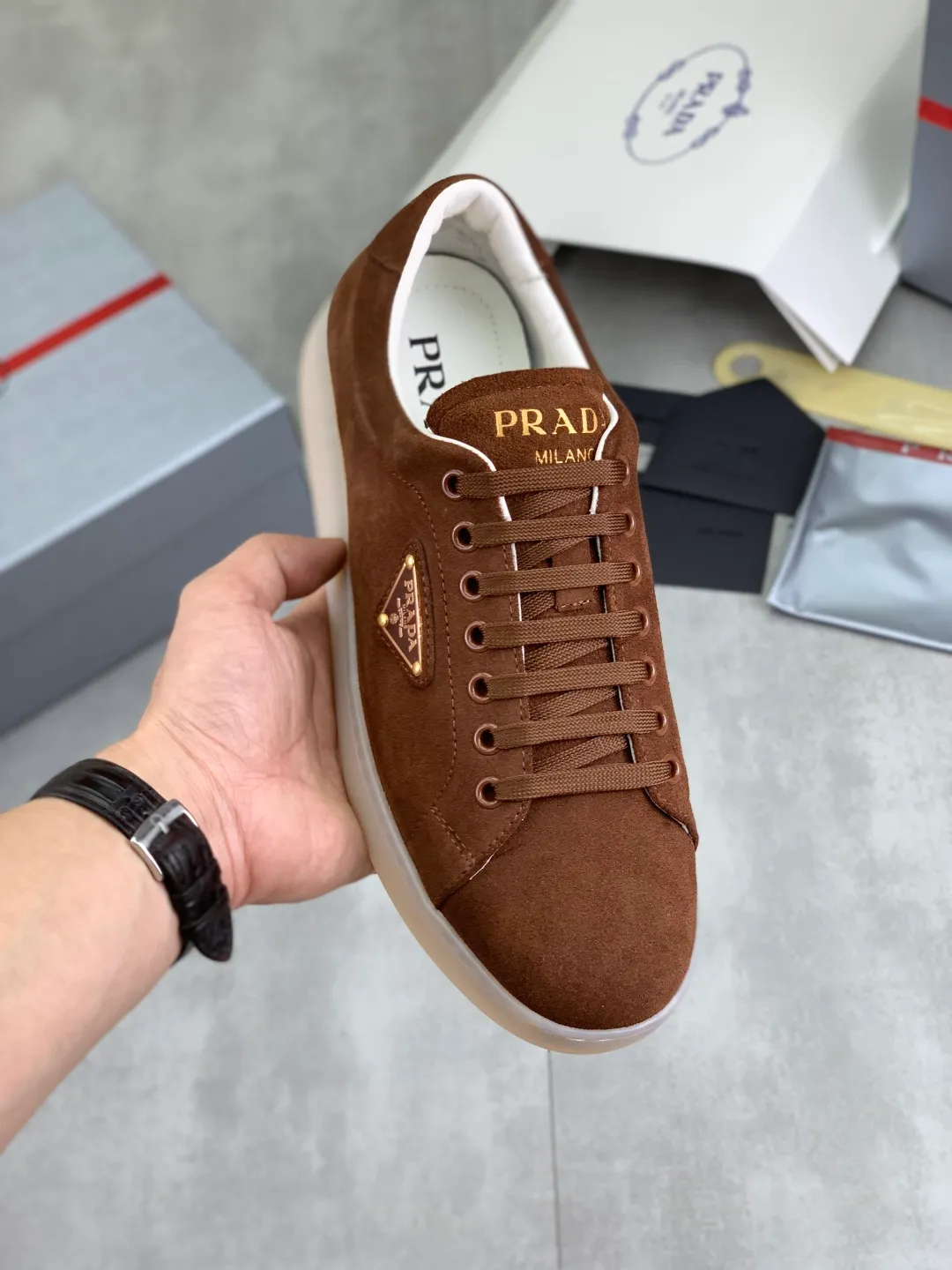 Men's shoes 💰P540💰【New model】The hot model is on the official website, 🆘 The trendy brand (Prada) mainly promotes the hot model, the avant-garde and versatile fashion men's shoes are privately modeled, the cowhide surface is spliced 1:1.. The fashion is simple, the original imported cowhide lining and the cowhide feet; the atmosphere and personality are more fashionable, eye-catching and pursuing class. It will subvert the old idea and be a must-have for fashion trendsetters with you! Must keep it for yourself! Tall and comfortable, large and low, high-end quality workmanship. Size: 38-45; 3️⃣colors available.